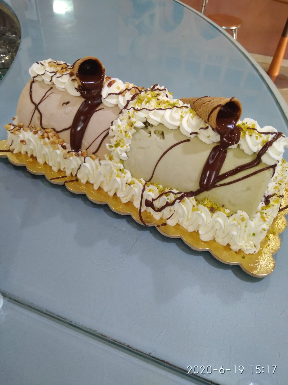 Tronchetto gelato nocciola/pistacchio