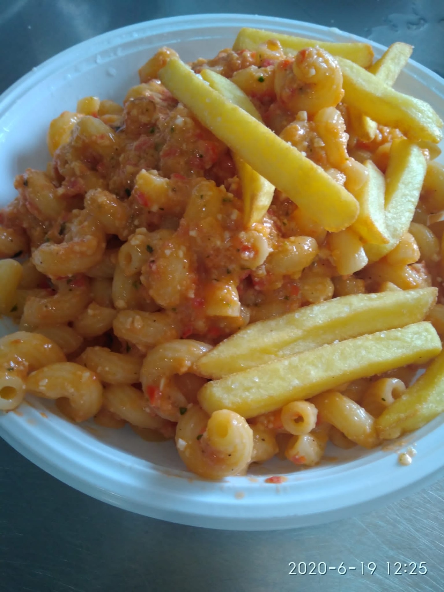 Pasta con aglio e patatine fritte