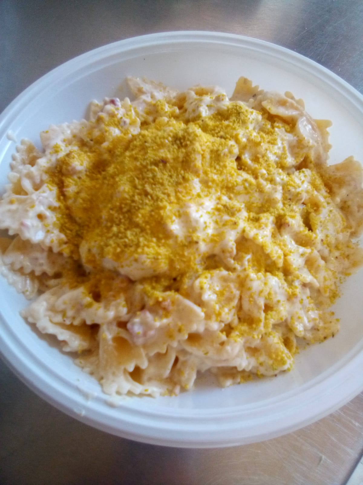 Pasta speck philadelphia e granella di pistacchio