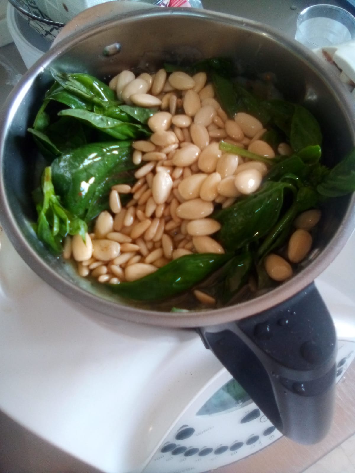 Preparazione pesto alla genovese