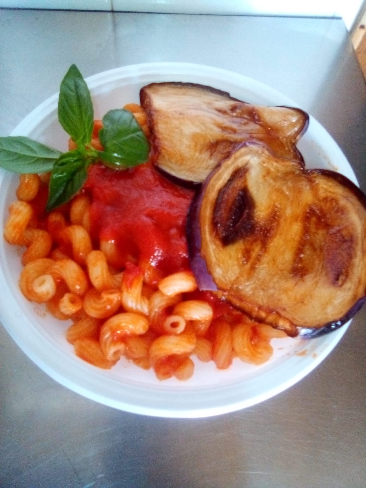 Pasta al sugo e melanzane fritte