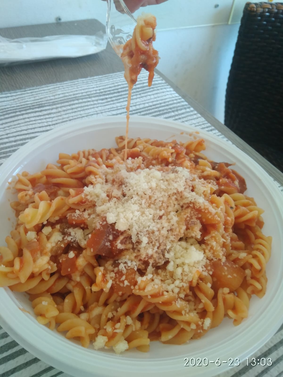 Pasta pomodoro, melanzane e mozzarella