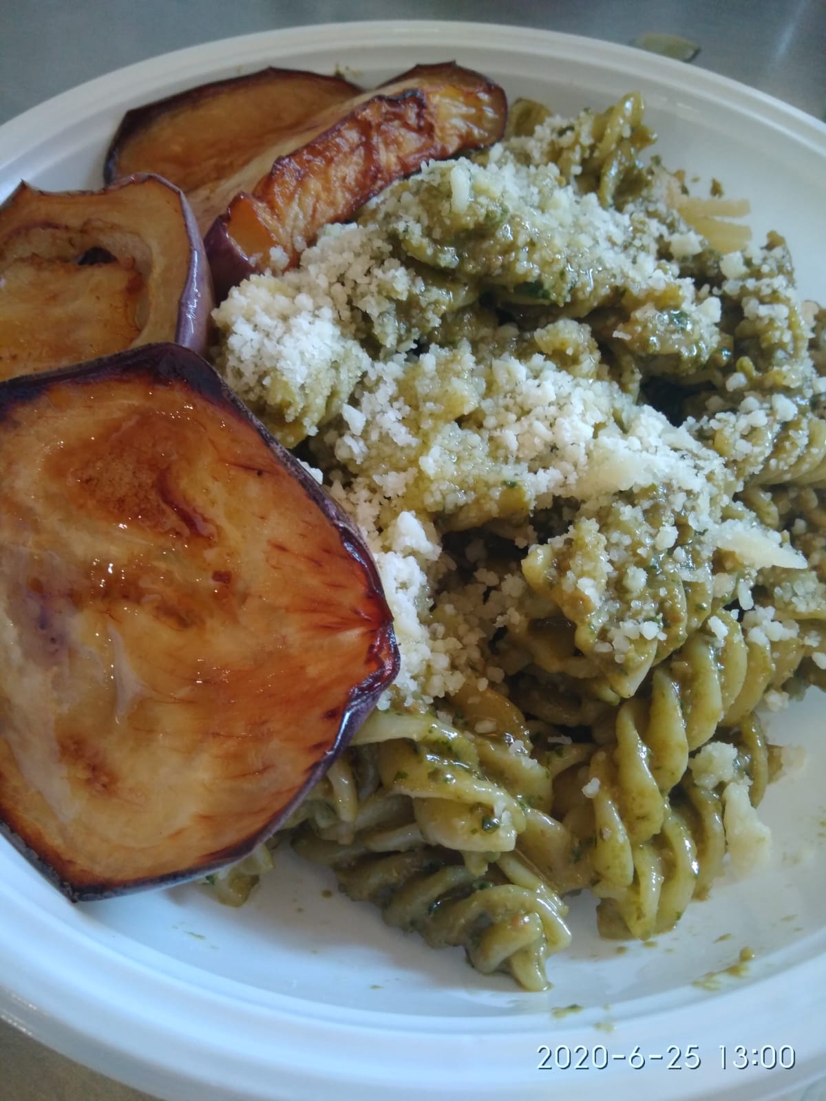 Pasta pesto alla genovese e melenzane