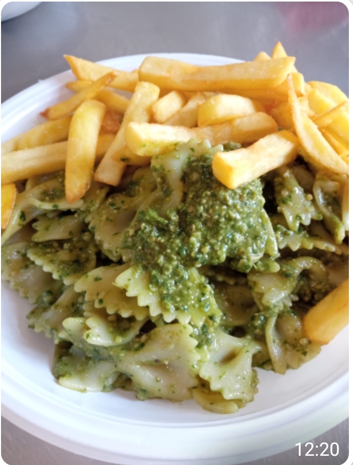 Pasta pesto genovese e patatine fritte